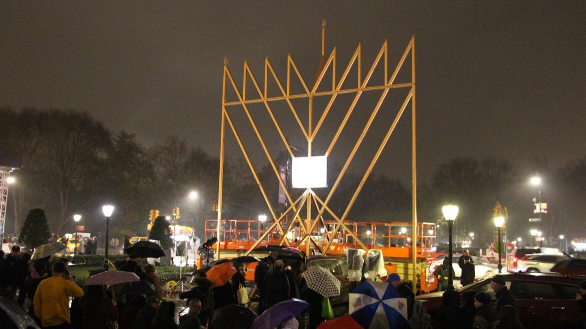 world's largest menorah outdoors in new york city