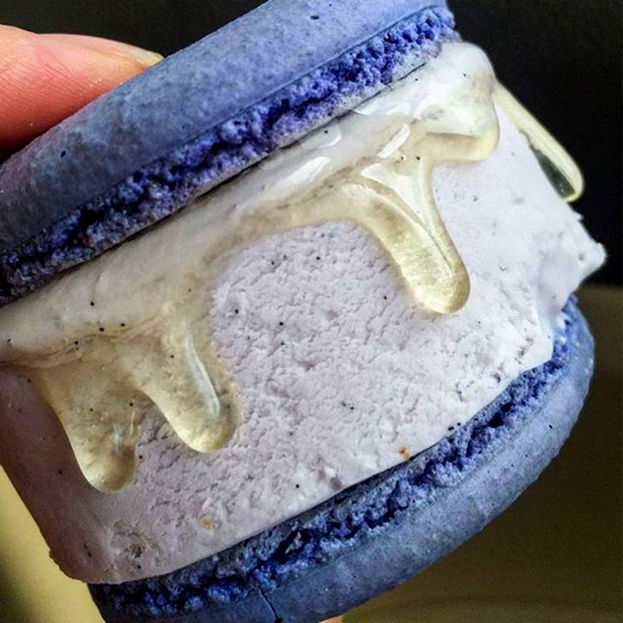 macaron-ice-cream-sandwiches-the-newest-dessert-trend-and-we-are-all-for-it-05