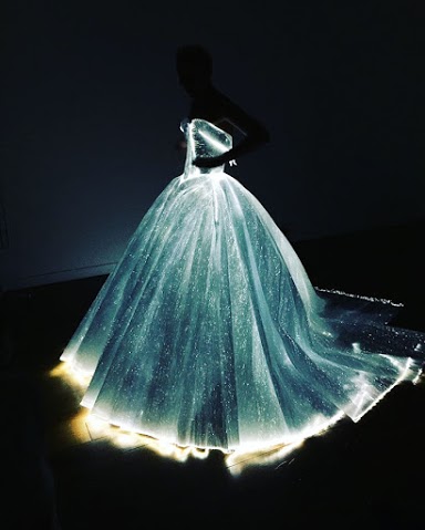 the-magical-light-up-cinderella-dress-that-stole-the-spotlight-at-met-gala-04