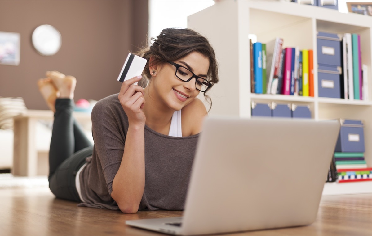 Woman Using Her Credit Card to Go Online Shopping {Online Shopping Tips}