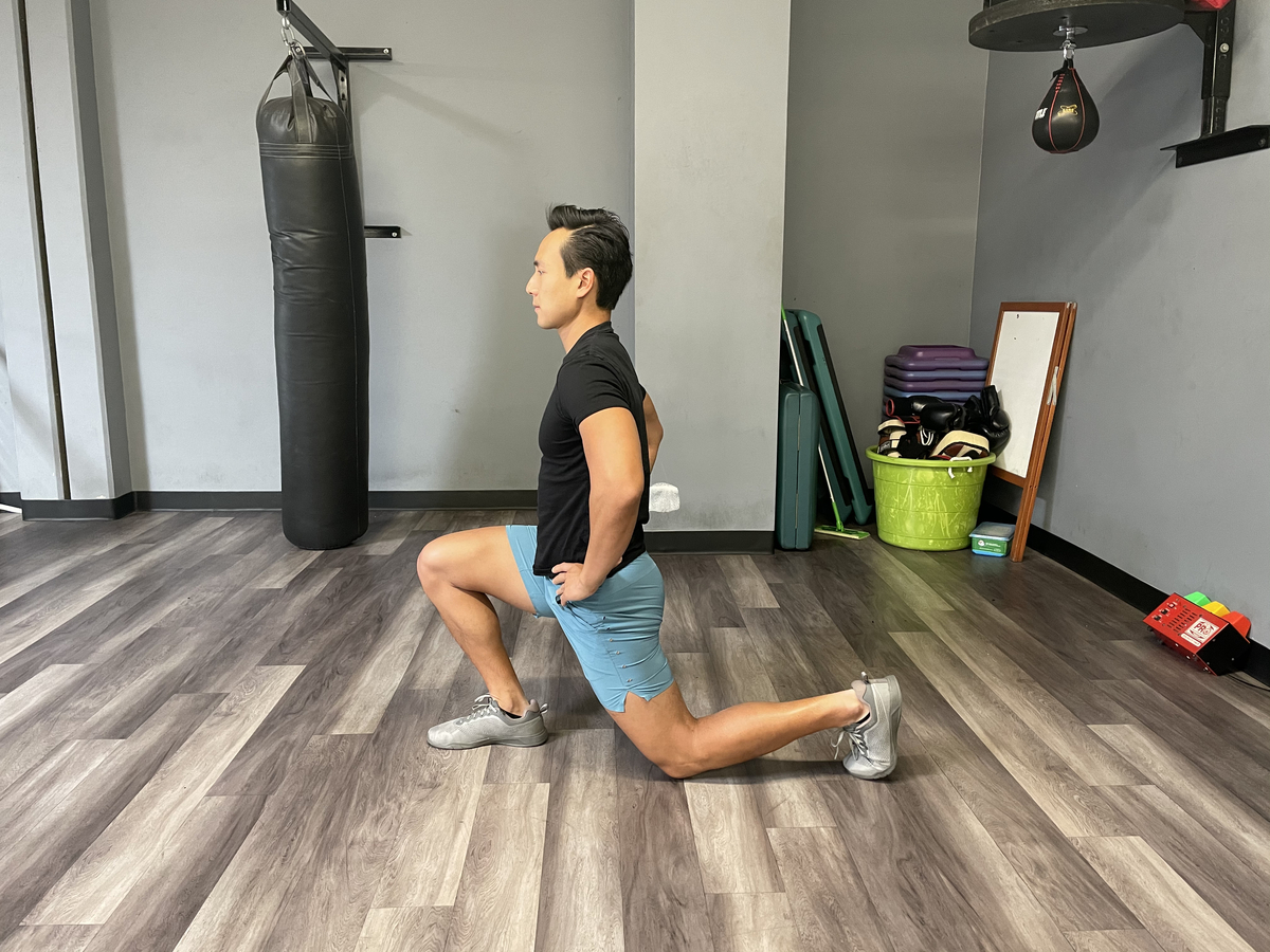 tim liu doing alternating reverse lunges