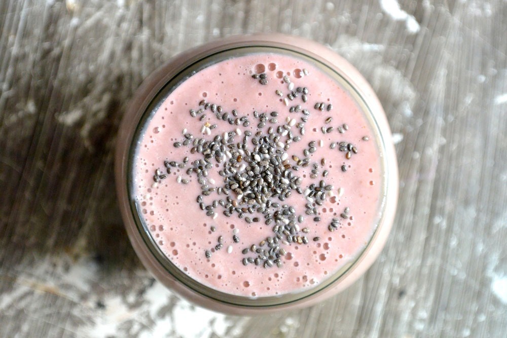 RASPBERRY AVOCADO KALE SMOOTHIE