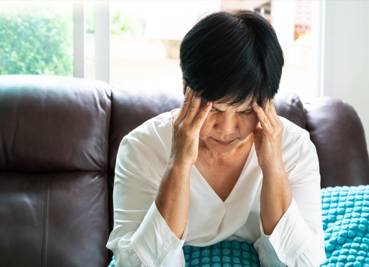 older woman looking sad and confused, early alzheimer's symptoms