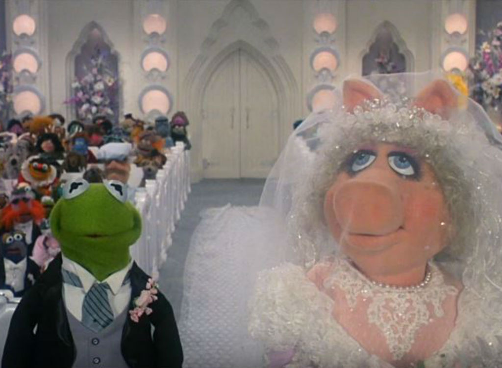 Kermit and Miss Piggy get married