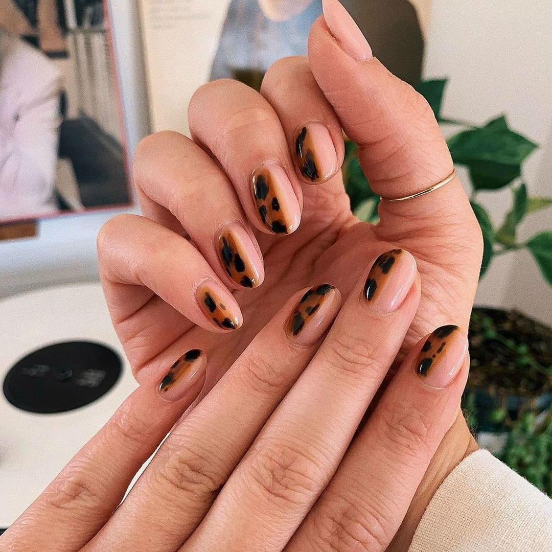 Nature patterns | Tortoiseshell Nails are Autumn's Coolest Manicure Trend | Her Beauty