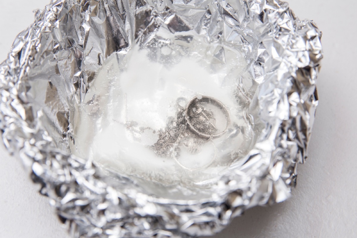 silver jewelry soaking in dish, old school cleaning tips