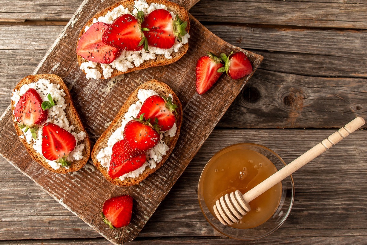 Strawberry bruschetta with goat cheese