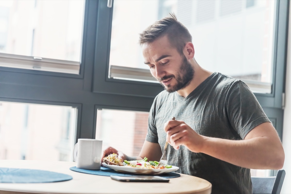 man eating healthy breakfst