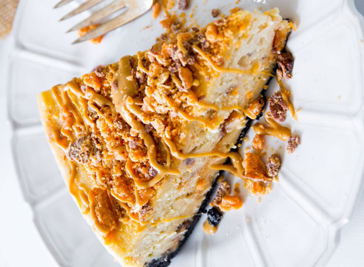 butterfinger cheesecake on plate