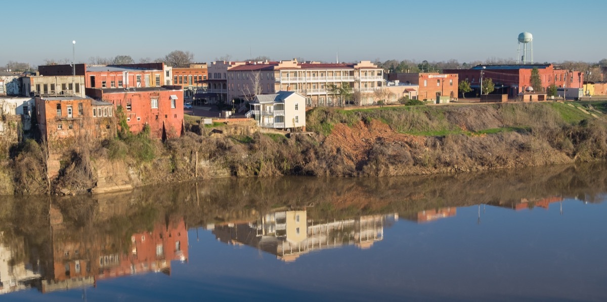 landscape photo of homes and river in Selma, Alabama