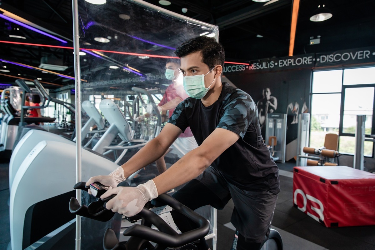 Man wearing a mask in the gym